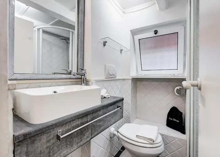 Trastevere Piazza Trilussa Royal Orchid *