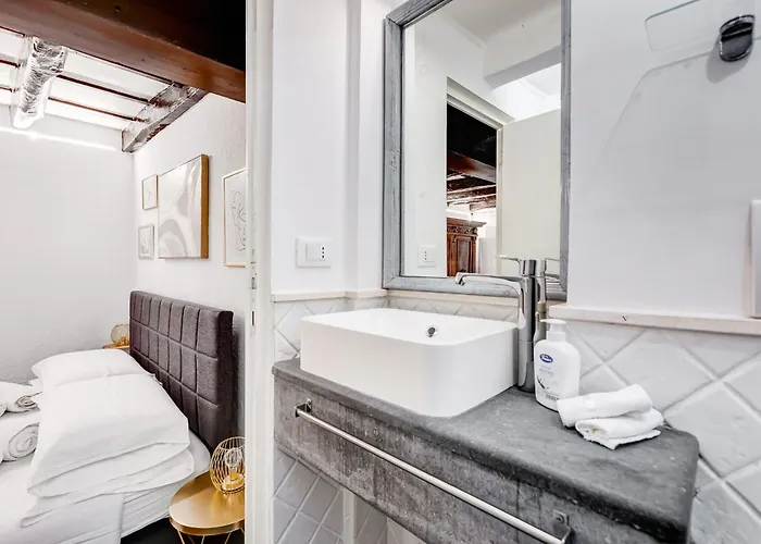 Trastevere Piazza Trilussa Royal Orchid