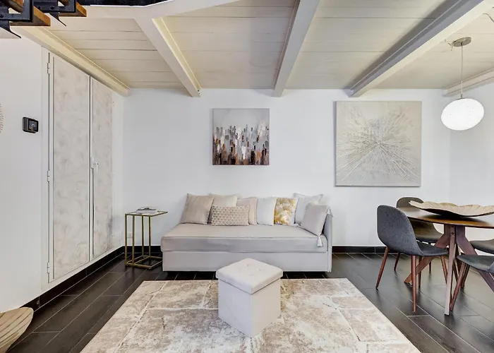 Trastevere Piazza Trilussa Royal Orchid רומא