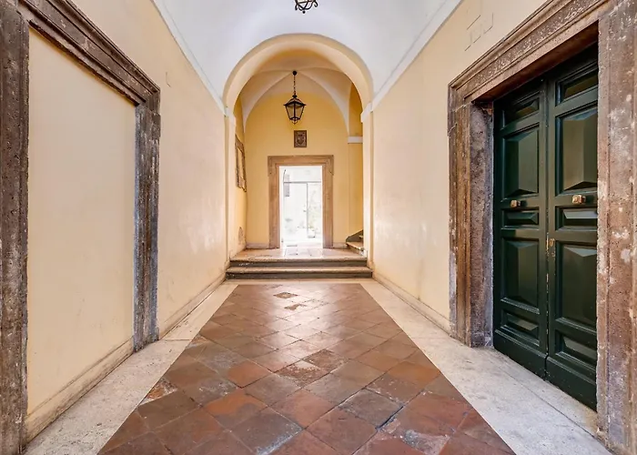 Trastevere Piazza Trilussa Royal Orchid רומא